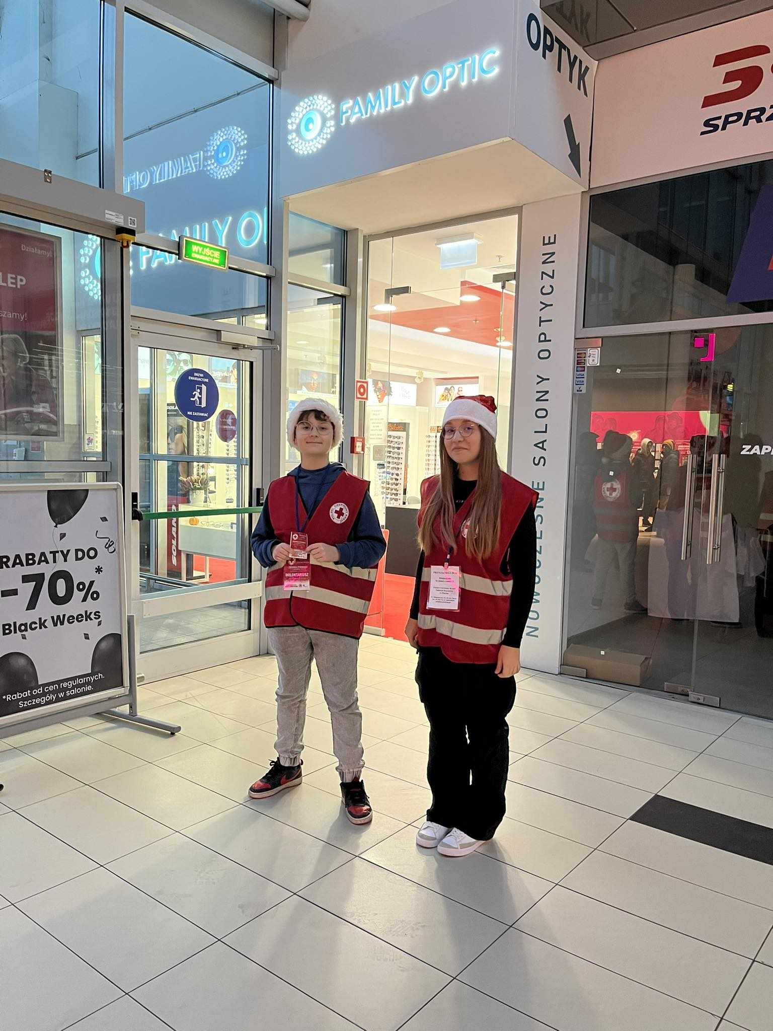 Uczniowie biorący udział w akcji Czerwonokrzyska Gwiazdka na terenie hipermarketu Auchan