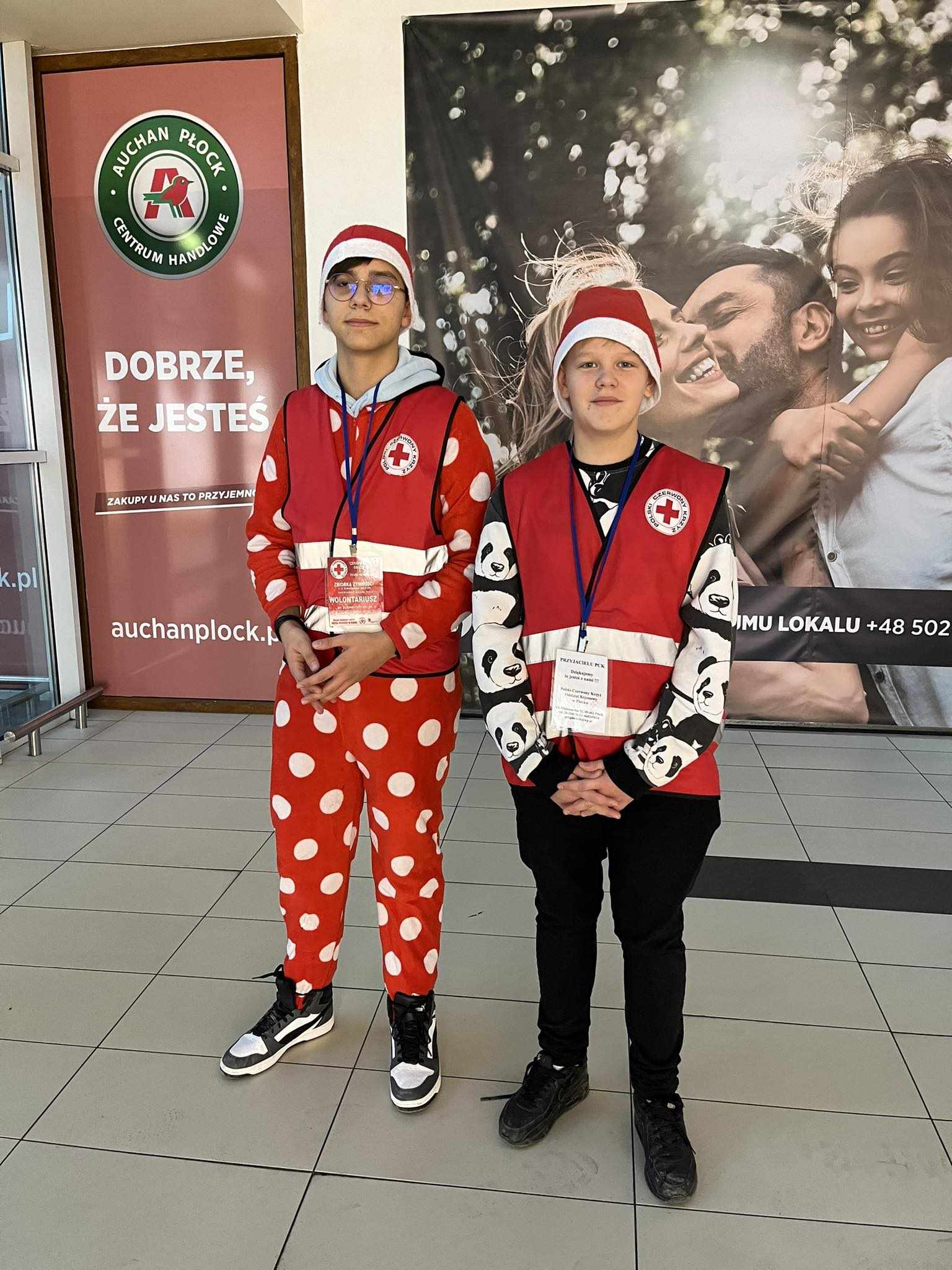Uczniowie biorący udział w akcji Czerwonokrzyska Gwiazdka na terenie hipermarketu Auchan